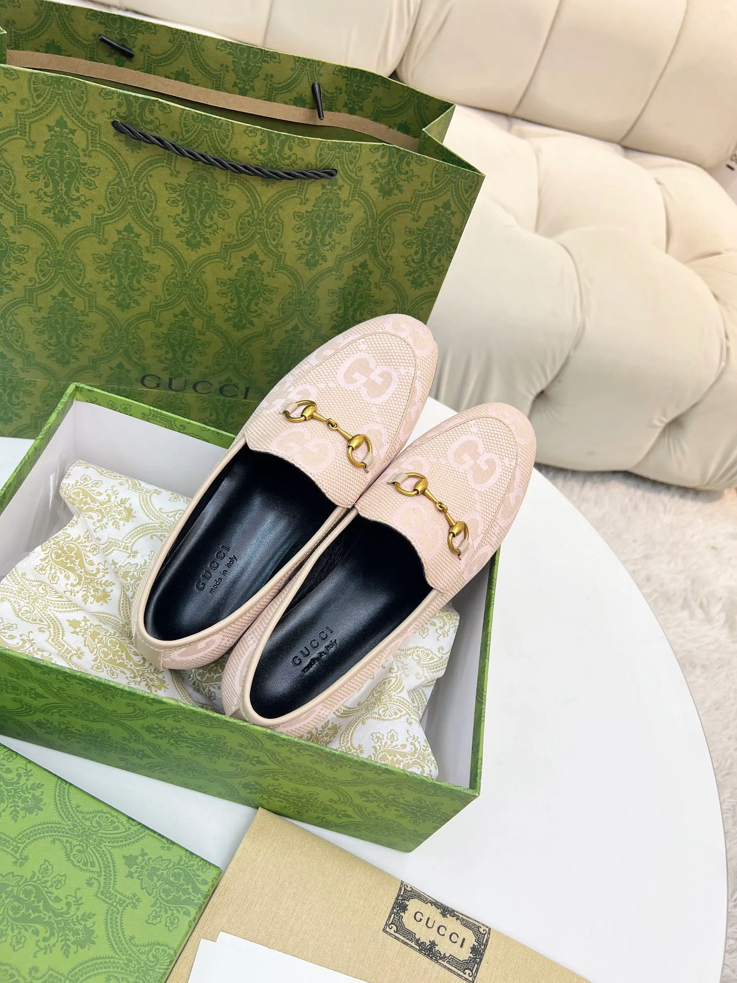 👟👟Ex-factory price 400👟👟 Genuine leather sole +50 Men +20 GUCCI's latest fabric, double G side, electric embroidered large double G, chasing fashion, special matching, worth owning, super comfortable on the feet, generous and decent. Heel height 2Cm. Multiple colors to choose from: sizes 35-42, the picture above is a big seller. Male 38-46